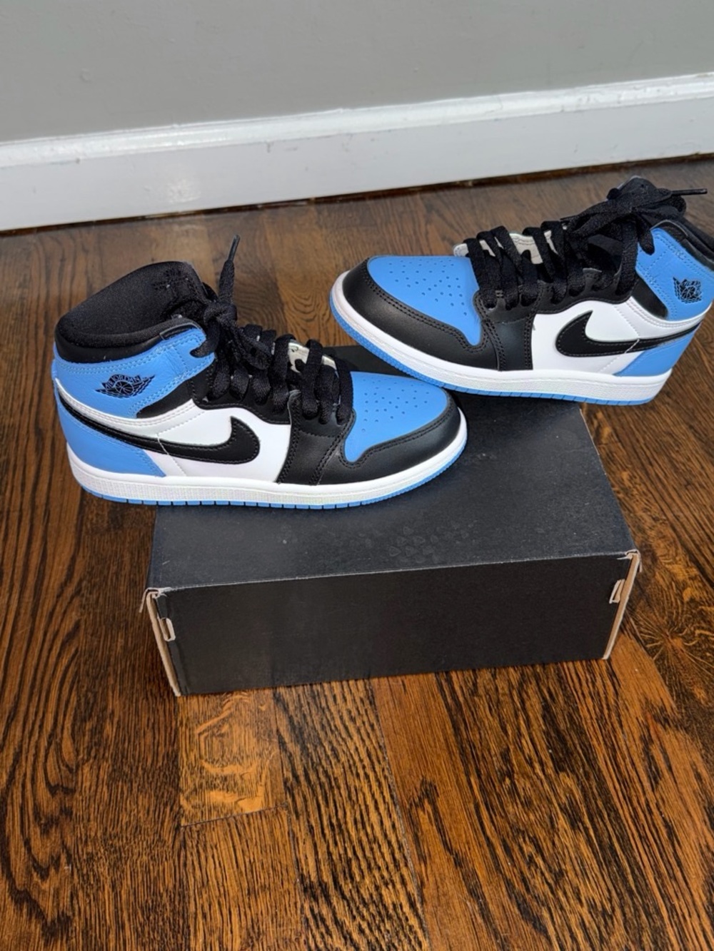 BRAND NEW. NEVER WORN Jordan Kids High-Top Sneakers in Blue, Black & White